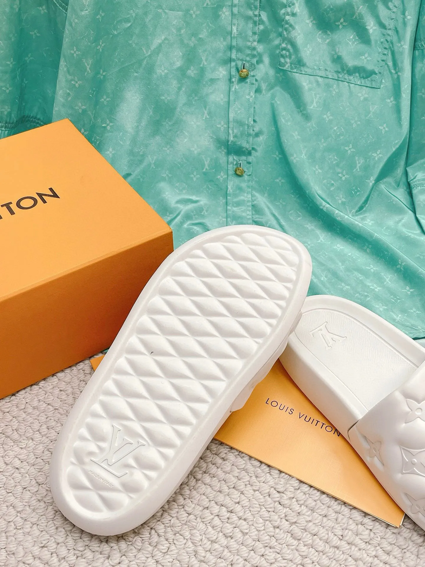 Factory price: 260💰【𝐋𝐕 Slippers】▪️Shoe size: Men's 38-45 ▪️Packaging: Counter top quality~original packaging 𝟐𝟎𝟐3 Louis Vuitton counter's new embossed slippers, L's monogram embossed slippers, Waterfront sandals are back, the upper buckle is embossed with LV's iconic Monogram pattern. Made of waterproof rubber with a comfortable and resilient insole. The lightweight, flexible outsole is embossed with the Louis Vuitton logo. ▪️Fabric: Original molded rubber foam surface ▪️Technology: embossed logo ▪️Sole: Original molded rubber foam outsole ▪️Sole thickness: 3CM.